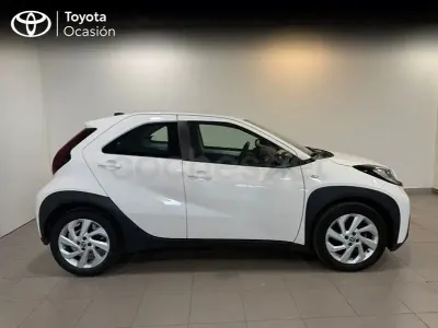 Käytetty Toyota Aygo X Play 72 HP (52 kW) 2024 Valkoinen Katumaasturi