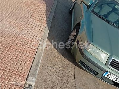 Verde Usado 2002 Skoda Octavia Ambiente Berlina | 2800 €
