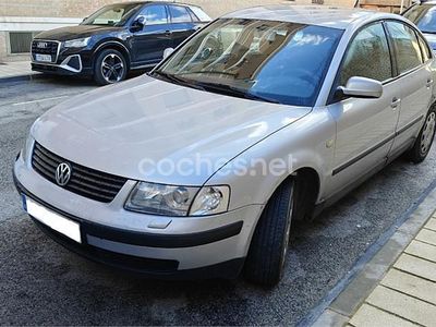Gris / plata Usado 1999 VW Passat Trendline Berlina | 3500 € (Caro)