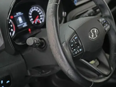 Usado Hyundai i10 67 CV (49 kW) 2022 Rojo Utilitario