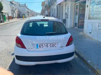 Usado Peugeot 207 70 CV (51 kW) 2010 Blanco Berlina