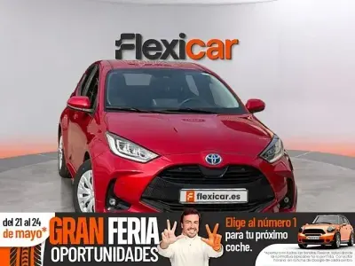 Usado Toyota Yaris Hybrid Active 116 CV (85 kW) 2023 Rojo
