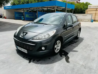 Usado Peugeot 207 Active 92 CV (67 kW) 2012 Gris Utilitario
