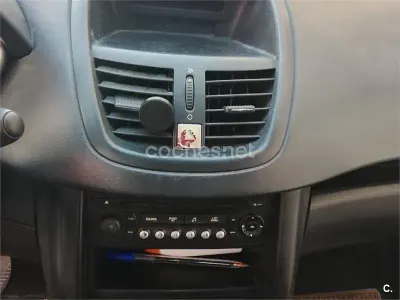 Usado Peugeot 207 70 CV (51 kW) 1998 Blanco Berlina