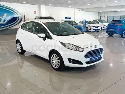 Usado Ford Fiesta Trend 75 CV (55 kW) 2015 Blanco Utilitario