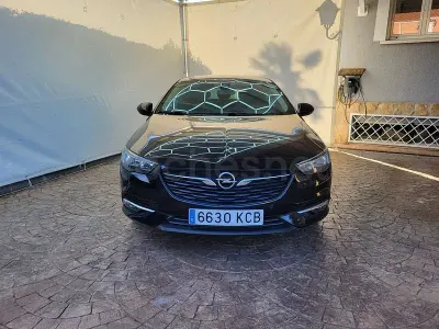 Usado Opel Insignia Selective 140 CV (102 kW) 2017 Negro Berlina