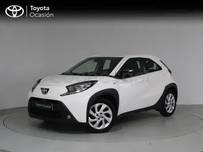 Usado Toyota Aygo X Play 72 CV (52 kW) 2024 Gris / plata SUV