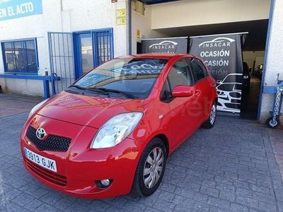 Usado Toyota Yaris Sol 87 CV (63 kW) 2008 Rojo Utilitario