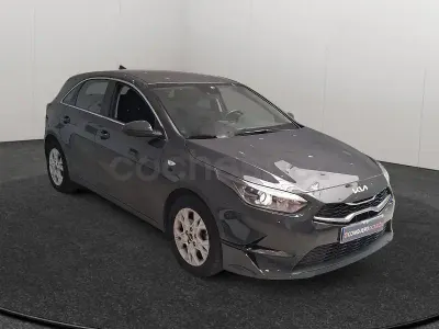 Usado Kia Ceed 136 CV (100 kW) 2024 Gris / plata Utilitario