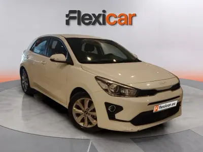 Usado Kia Rio 101 CV (74 kW) 2023 Blanco Berlina
