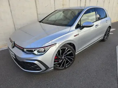 Usado VW Golf VIII GTI 245 CV (180 kW) 2021 Gris / plata Berlina