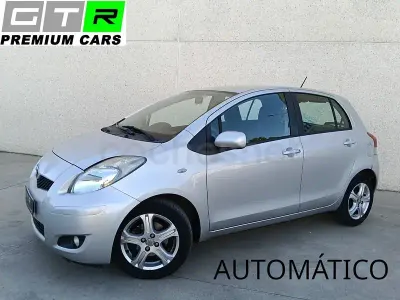 Usado Toyota Yaris Connect Style 90 CV (66 kW) 2010 Gris / plata Utilitario