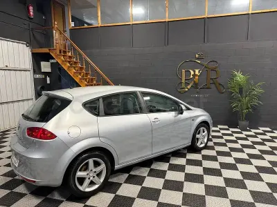 Usado Seat Leon Reference 105 CV (77 kW) 2010 Gris / plata Utilitario