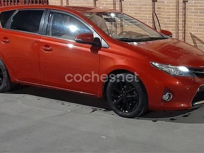 Usado Toyota Auris Active 90 CV (66 kW) 2013 Rojo Berlina