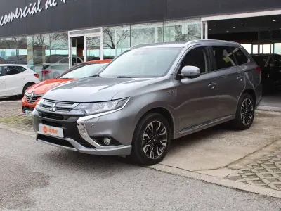 Usado Mitsubishi Outlander P-HEV 203 CV (149 kW) 2017 Gris Utilitario