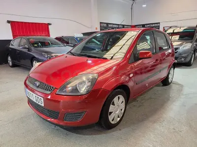 Usado Ford Fiesta Futura 80 CV (58 kW) 2008 Rojo Utilitario