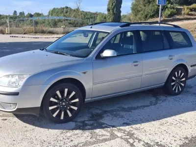 Usado Ford Mondeo Ghia 145 CV (106 kW) 2003 Gris Berlina