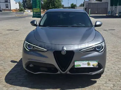 Usado Alfa Romeo Stelvio Super 190 CV (139 kW) 2022 Gris / plata SUV