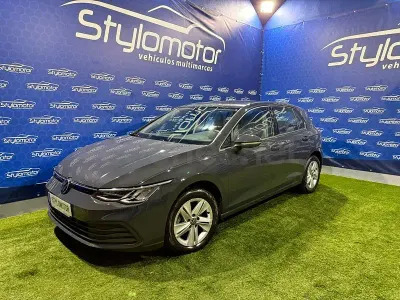 Usado VW Golf VIII 115 CV (84 kW) 2022 Gris / plata Berlina