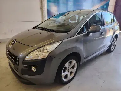 Usado Peugeot 3008 112 CV (82 kW) 2011 Gris / plata Familiar