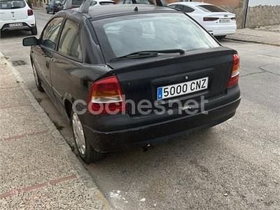 Używany Opel Astra Club 84 KM (61 kW) 2003 Czarny Sedan/Limuzyna