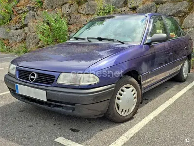Usado Opel Astra 82 CV (60 kW) 1995 Violeta / lila Berlina