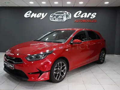 Usado Kia Ceed Style 120 CV (88 kW) 2023 Rojo Utilitario