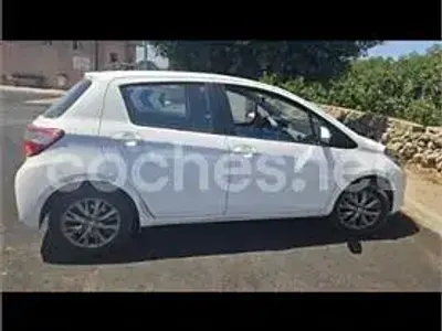 Usado Toyota Yaris Active 69 CV (50 kW) 2019 Blanco Berlina