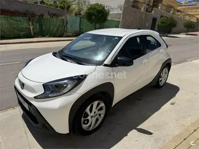 Usado Toyota Aygo X Play 72 CV (52 kW) 2023 Blanco SUV