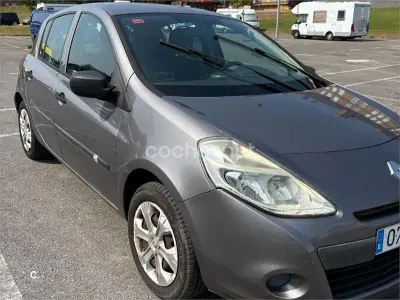 Usado Renault Clio II Expression 75 CV (55 kW) 2009 Gris / plata Berlina