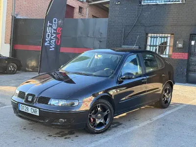 Usado Seat Leon Sport 105 CV (77 kW) 2003 Negro Utilitario