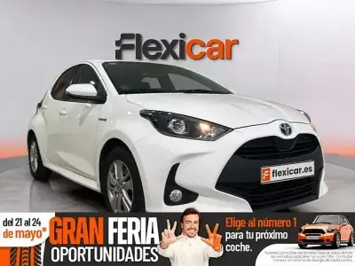 Usado Toyota Yaris Hybrid Active 100 CV (73 kW) 2020 Blanco