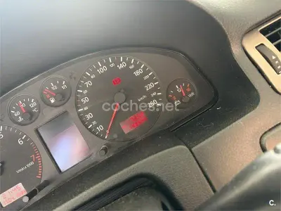 Usado Audi A6 165 CV (121 kW) 2001 Gris / plata Berlina