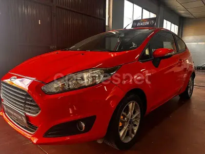 Usado Ford Fiesta Trend 75 CV (55 kW) 2014 Rojo Utilitario