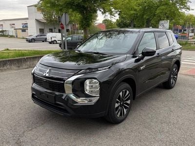 Negro Nuevo 2025 Mitsubishi Outlander P-HEV Motion | 48.990 € (Caro)