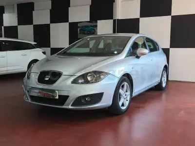 Usado Seat Leon Reference 105 CV (77 kW) 2010 Gris / plata Utilitario