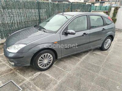 Usado Ford Focus Trend 100 CV (73 kW) 2004 Gris / plata Berlina