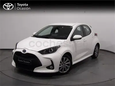 Usado Toyota Yaris Hybrid Active 116 CV (85 kW) 2022 Blanco Berlina
