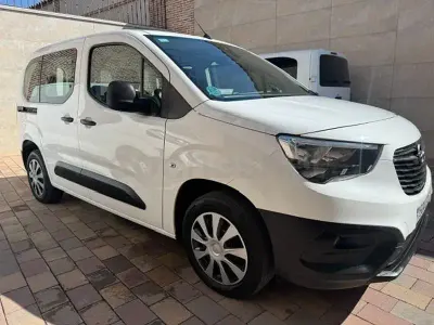 Usado Opel Combo Life Edition 102 CV (75 kW) 2022 Blanco Monovolumen