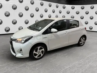 Usado Toyota Yaris Hybrid Active 100 CV (73 kW) 2016 Blanco Berlina
