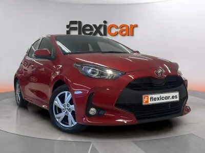 Usado Toyota Yaris Hybrid Active 116 CV (85 kW) 2025 Rojo Berlina