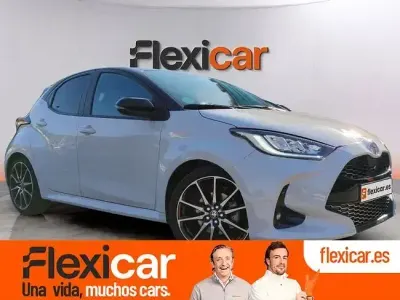 Usado Toyota Yaris Plus 130 CV (95 kW) 2024 Gris Utilitario