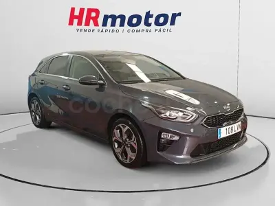 Usado Kia Ceed 136 CV (100 kW) 2021 Gris / plata Utilitario