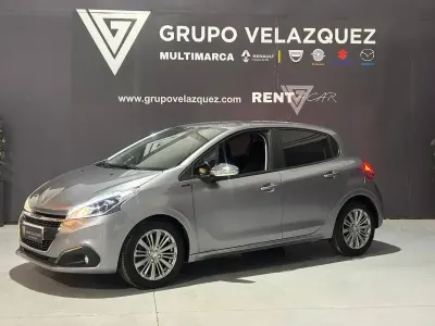 Usado Peugeot 208 Signature Sky 102 CV (75 kW) 2019 Gris Utilitario