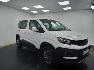 Usado Peugeot Rifter Active 101 CV (74 kW) 2023 Blanco Monovolumen