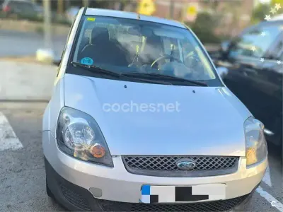 Usado Ford Fiesta Ambiente 70 CV (51 kW) 2007 Gris / plata Utilitario