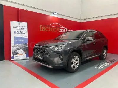 Usado Toyota RAV4 Hybrid Luxury 218 CV (160 kW) 2021 Gris / plata SUV
