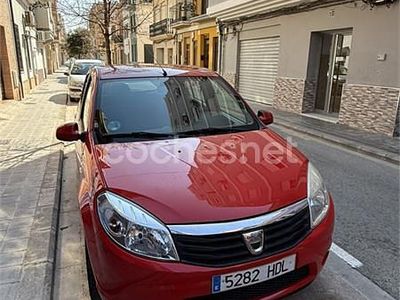 Usado Dacia Sandero Ambiance 75 CV (55 kW) 2011 Rojo Berlina