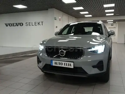 Begagnad Volvo XC40 Core 163 HK (119 kW) 2024 Grå SUV