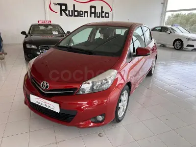 Usado Toyota Yaris Active 99 CV (72 kW) 2014 Granate Utilitario